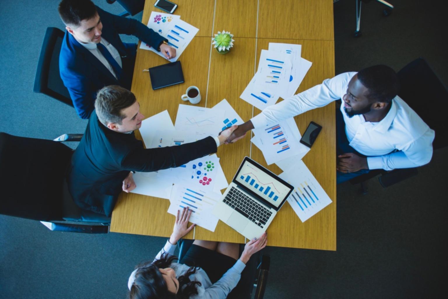 Professionelle Geschäftsumgebung mit Finanzberatern bei der Arbeit